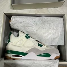 Pine Green Sb With A White Leather Upper With A Neutral Grey Suede Mudguard. Jordan 4’s, Pretty Sneakers, Nike Shoes (men), Dr Shoes, Nike Fashion Shoes, Pretty Shoes Sneakers, Jordan 4s, Jordan Shoes Retro, All Nike Shoes