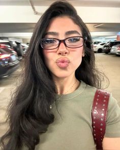 Glasses Inspo Women, Glasses Women Aesthetic, Mrs Bella, Cute Makeup Looks, Pretty Selfies, Girls Makeup, Cute Makeup