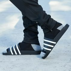 Nike Socks With Crocs, Slides With Socks, Slides And Socks, Adidas Slides Outfit, Sandals Nike, Casual Mens Outfits, Slides Outfits, Mule Loafers