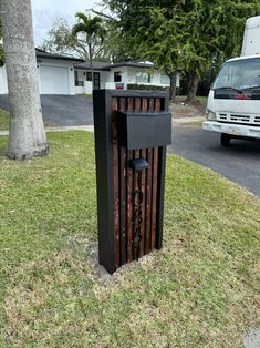 Diy Mailbox Ideas Outdoor, Modern Mailbox Diy, Mail Sizes, Contemporary Mailboxes, Cool Mailboxes, Black Mailbox, Wooden Mailbox, Large Mailbox, Vertical Slats