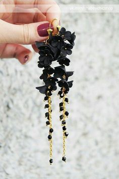 Black Earing, Black And Gold Jewelry, Anting Manik, Black Flower Dress, Fantasy Earrings, Jewelry Making Kits, Flower Cluster, Jewelry Design Earrings, Fancy Jewellery