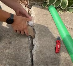 Handy man uses a pool noodle to share quick and “seamless” way to fix a crack in concrete How To Fix Cracked Concrete, Patching Drywall, Fix Cracked Concrete, Repair Concrete Driveway, Fix Squeaky Floors, Cracks In Concrete, Repair Cracked Concrete, Sidewalk Repair, Concrete Repair Products