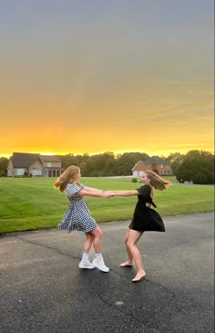 Two Person Poses Friends, Photoshoot Ideas For 2 People, Friend Sunset Pictures, 3 Best Friend Photoshoot Poses, Picture Pose Ideas With Friends, Poses For Pics With Friends, Fun Photo Poses, Best Friends Photos Instagram, Bsf Photo Shoot Ideas