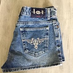 Nwot Lei Jean Shorts Sz. 11 100% Cotton 29” Waist 10” Rise 19” Hip Medium Wash Cool Design On Back Pockets Lei Jeans, Aaliyah, Cool Design, Lei, Jean Shorts, On Back, Cool Designs, Color Blue, Womens Shorts