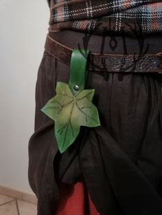 A very useful accessory that cannot be missing to complete your costume! This skirt holder is beautiful and functional, the ivy leaf covers the two rings that are designed to support the skirt in situations of need! Practical when there is mud, rain, rough terrain or if you have to face a fight during a LARP! DIMENSIONS Total length: 16 cm Leaf width: 11 cm Ring diameter: 3,5 cm Can be used with a belt up to 4,5 cm high. Skirt Hike, Fae Costume, Elven Fairy, Fair Festival, Ren Faire Outfits, Forest Clothes, Leaf Skirt, Skirt Hangers, Color Palette Yellow