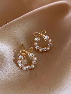 Bridal Earring, Gold Earrings Models, Classy Jewelry, Fancy Jewellery, Gold Earrings Designs, Jewelry Lookbook, Bow Earrings