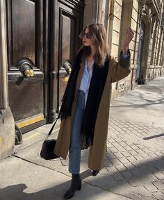 City Outfit, Nyc Outfits, White Blouses, Fall Chic, Teaching Outfits, Cold Fits, Europe Outfits, Winter Fashion Outfits Casual