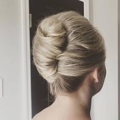 10 1950s Hairstyles To Try In 2018 | Hair.com Easy Updos For Long Hair, 1950s Hairstyles, Long Length Hair, French Twists, Easy Updo Hairstyles, Chignon Hair, Roll Hairstyle, French Twist Hair, Bridal Hair Updo