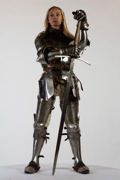 Armor Reference, Female Armor, Photographie Portrait Inspiration, Female Knight, Body Reference Poses, Knight Armor, Human Poses Reference, Figure Poses, Poses References