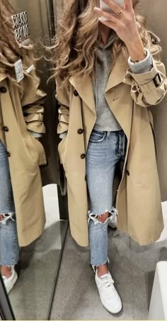 2024 Trench Coat Outfit, Spring Coats For Women Casual, Winter Mum Fashion, Trendy Mum Outfit, Outfits With Trench Coats Casual, Fall Trench Coat Outfits Casual, Rainy Day Lunch Outfit, Rainy Day Jeans Outfit, Beige Trenchcoat Outfit