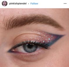 Full Face Makeup Prom, Day Party Makeup Look, Ocean Eyes Makeup, Starry Eye Makeup, Eyeshadow Inspo Simple, Graduation Eye Makeup, Space Eye Makeup, Acotar Makeup, Light Blue Eyeshadow Looks