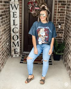 Baggie Tshirt Outfits, Bigger Womens Fashion, Mom At The Park Outfit, Ball Park Mom Outfit, Rocker Mom Aesthetic, Mom Tshirt Outfit, Maternity Denim Shorts Outfit, Spring Graphic Tee Outfits, Band Tee And Jeans Outfits