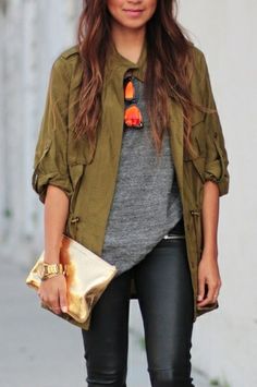 Leather trousers and khaki jacket - laid back chic x Outfit Trends, Sport Chic, Looks Chic, Green Jacket