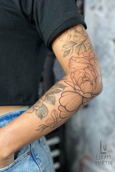 Shows a black linework tattoo of a large peony flower and leaves on a mid arm, which bends with the elbow. Voll Arm-tattoos, Elbow Tattoos, Floral Tattoo Sleeve, Flower Tattoo Sleeve, Peonies Tattoo, Arm Sleeve Tattoos, Tattoo Illustration, Spine Tattoos