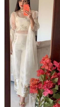 Trendy Outfits Indian, Salwar Kamiz, Indian Dresses Traditional, Look Short, Trendy Dress Outfits, Kurti Designs Party Wear, Designer Party Wear Dresses, Boutique Dress Designs, Designer Dresses Casual