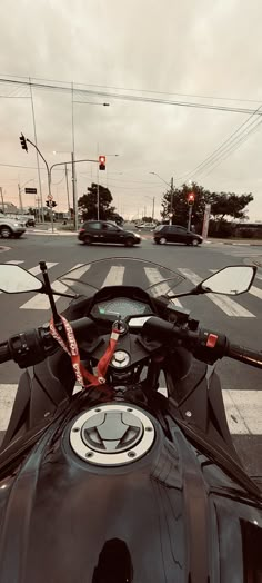 a motorcycle is parked at an intersection with traffic lights