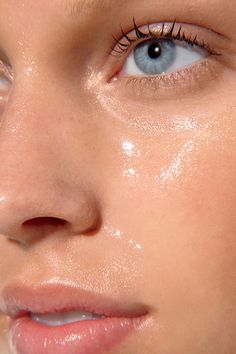 how-to-wash-your-face Skin Peeling On Face, Under Eye Mask, Editorial Shoot, Peeling Skin, Top Beauty, Dewy Skin, Chemical Peel, Headshot Photography