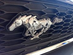 the front grille of a car with a horse emblem on it