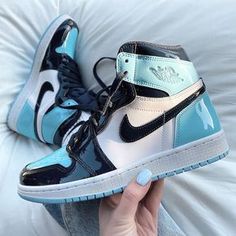 Jordan 1 Retro High Unc Patent, Wallpaper Nike, Sneaker Outfits, Sneaker Nike, Sneaker Trend, Tennis Shoes Outfit, Baby Nike, Dr Shoes, Preppy Shoes