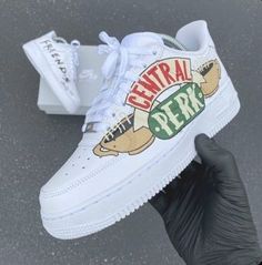 Friends Shopping, Air Force One Shoes, White Nike Air Force 1, Theme White, White Nike Air Force, Friends Best Moments, Friends Merchandise, Custom Shoes Diy, White Nike Air