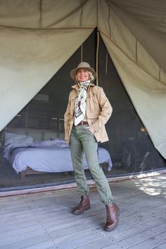 Best Safari Outfits, Clothes For Safari Women, Safari Outfit Inspiration, Chic Camping Outfits, Safari Winter Outfit Women, Casual Safari Outfit, Safari Trip Outfit, Chic Safari Outfits, Female Safari Outfit