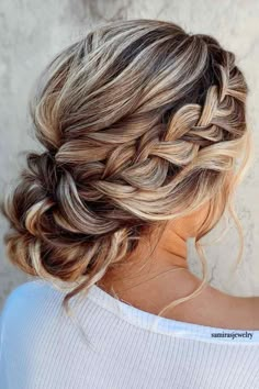 10 Chic Wedding Hairstyles For Long Hair - WeddingPlanner.co.uk Braid To The Side With Curls, Women’s Formal Hairstyles, Hoco Hairstyles Red Hair, Cute Formal Hairstyles For Medium Hair, Wedding Hairstyles Medium Length Braid, Wedding Hairstyles With Braids, Gala Hair, Prom Hair Up, Wedding Up Do