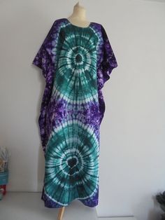 You will appreciate its lightness this summer or its comfort at home all year round. Large dress, easy to wear in hand-dyed batik-style cotton. Round neckline. Length 140cm Chest size 160 cm Size 42 to 48 brown length 135 cm chest 164 cm wash 30 degrees Fabric Dyeing Techniques, Fabric Dyeing, Batik Dress, Dyeing Techniques, Large Dress, Dress 100, Chest Size, Round Neckline, This Summer