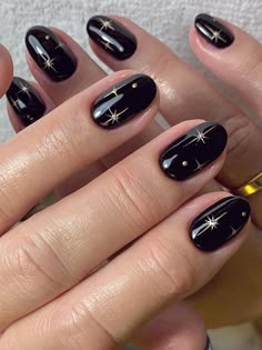 Korean black nails for fall: subtle sparkles Black Nails Aesthetic Short, New Years Nail Short, Short Gel Nails Black Design, Dark Nails With Stars, Nail Art On Dark Nails, Nails Gel Black, Minimalist New Years Nails, Dark Gold Nails, Black Cute Nail Designs