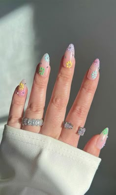 Almond Nails Spring Design, Pastel Nails Almond Shape, Acrylic Nail Flower Designs, Purple Spring Nails Acrylic, Long Almond Nails Designs Summer, Trendy Flower Nails, Flowers In Nails, Pretty Nails Spring, Trendy Nails Flowers