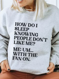 People Dont Like Me, Shirt Sayings, Cute Shirt Designs, Don't Like Me, Funny Outfits, Mode Inspo, T Shirts With Sayings, Shirts With Sayings