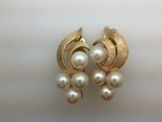 Gold Pearl Earrings Designs, Bengali Design, Pearl Earrings Studs, Pearl Gold Earrings, Fashion Jewelry Necklaces Gold, Small Earrings Gold, Diamond Fashion Jewelry