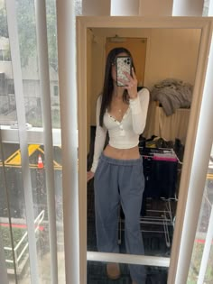 Brandy Long Sleeve Outfit, Girls Outfits Aesthetic, Dream Wardrobe Aesthetic, Brandy Sweatpants Outfit, Outfit Inspo Sweatpants, Outfit With Sweatpants, Cute Cozy Outfits, Aesthetic Clothing Styles, Spaghetti Strap Outfit