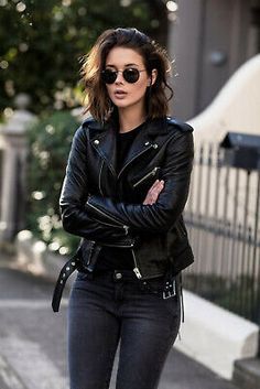 Rocker Girl Style, Casual Edgy Outfits, Mode Rockabilly, Edgy Fashion Outfits, Rocker Outfit, Casual Edgy, Look Grunge, Black Leather Moto Jacket, Rocker Girl