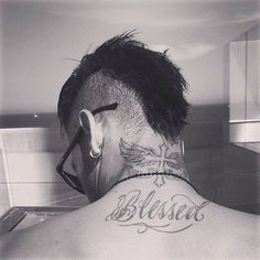 Neymar Neck Tattoo, David Beckham Tattoos, Wing Neck Tattoo, Cross Tattoo Neck, Undercut Ponytail, Neymar Jr Tattoos, Neymar 11, Soul Tattoo