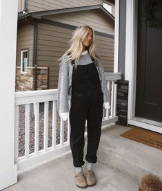 Fall Overalls, Surfergirl Style, Overalls Outfits, Overall Outfit, Overalls Outfit, Skandinavian Fashion, Trendy Fall, Outfit Inspo Fall