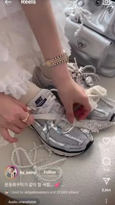 Charm Sneakers, Silver Sneakers Outfit, Customise Shoes, Shoe Charms Diy, Shoe Accessories Diy, Anting Manik, Mode Shoes, Diy Sneakers