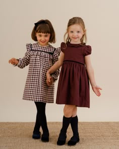 Feel confident and sophisticated in our Raisin Scalloped Dress in burgundy. The charming puffed short sleeves, ruffled collar and velvet trim add a touch of elegance to any occasion. Lined with cotton for added volume, this dress fastens with buttons on the back. Pair it with our classic Mary Jane shoes and a Razorbil coat for a perfect look. Perfect for special events, your little one will shine in this classic yet modern dress. Christmas Girl Dress, Elegant Kids Outfit, Christmas Dress Kids, Ribbed Tights, Kids Outfits Daughters, Dance Props, Kids Fashion Blog, Daughter Outfits, Chic Kids