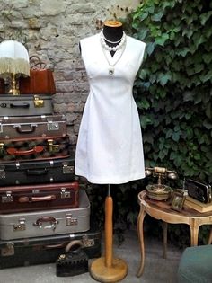 "A vintage white mini dress from the 60s and early 70s exudes casual elegance. It is the perfect dress for a simple wedding or a party reminiscent of Woodstock or the swinging '60s mad period  but I like it. This modest '60s shift design features a V-neck and a zipper on the back, ensuring a comfortable and stylish fit. Since it's handmade, there isn't a fabric content label, but it feels like polyester with a brocade-like texture, a well-tailored material in a subtle pattern that was popular du 60s Wedding Dress, Wedding Dresses 60s, 60s Wedding, Mini White Dress, Retro Wedding Dresses, Simple White Dress, Wedding Dresses Hippie, White Vintage Dress, Wedding Dresses Corset