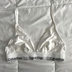 Calvin Klein White Sports Bra With Adjustable Straps New Without Tag Ladies Size S/P Original $30 Sporty Medium Support Bra For Loungewear, Cotton Workout Bra, Calvin Klein Bra Outfit Casual, Casual Bra With Medium Support For Loungewear, Casual Medium Support Bra For Loungewear, Casual White Workout Bra, Casual White Bra, Sporty Loungewear Bra, Calvin Klein Bra Outfit