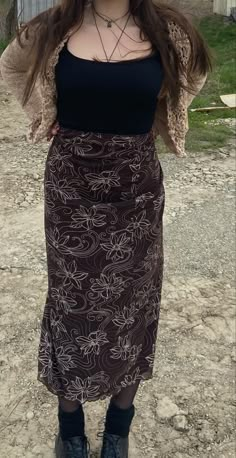 Long Brown Floral Skirt Outfit, Long Skirt Outfits For Fall Grunge, Brown Midi Skirt Outfit Aesthetic, Dark Brown Long Skirt Outfit, Long Plaid Skirt Outfit Aesthetic, Long Black Skirt Outfits For Fall, Pattern Maxi Skirt Outfit, Long Skirt Asethic, Outfits With Long Brown Skirt