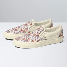 Vans Vintage Floral Classic Slip-On (Vintage) Floral/Marshmallow VN0009Q7FS8 - APLAZE Floral Marshmallow, Vans Vintage, Wall Style, Vans Store, Slip On Trainers, Floral Shoes, Fast Forward, New Sneakers, Classic Shoes