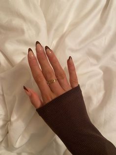 Retrouvez tous les jours des idées tendance pour vos ongles, pour toutes les saisons et toutes les couleurs ! Ongles Beiges, Beige Nails, Almond Acrylic Nails, Nails French, Brown Nails, Girls Nails, Classy Nails