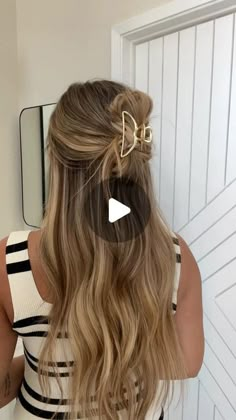 breanna cohoon on Instagram: "fav lil trick to using the mini clip that holds all day!!! 🫶🏼
.
.
.
#hairstyle #hairtutorial #summerhair #style #fashion #summerstyle #clawclip" Girls Claw Clip Hairstyles, Half Up Half Down With Clip, Small Claw Clips Hairstyles, Mini Claw Clip Hairstyles, Snap Clips Hairstyles, Hairstyles With Clips, Updos Tutorials, Med Hair, Easy Work Hairstyles