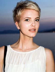 La-coupe-garconne-de-Merethe-Hopland_exact780x1040_p.gif 780×1,012 pixels Haircut Pixie, Pixie Hair, Short Blonde Hair