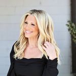 Kate | Makeup Tips | This works like magic! It instantly blurs pores and textures and creates a soft, airbrush finish. I'm telling you friends, powder is not… | Instagram Samantha Bauchmann, Lindye Galloway, Modern Hamptons, Puff Pastries, Lifestyle Content Creator, Modern Hampton, New Year Hairstyle