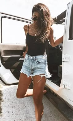 Yes shorts! Yes black tank! We love! It wouldn't be summer without your favorite pair of jean shorts! Simple Summer Outfits, Trendy Summer Outfits, Looks Street Style, Cute Summer Outfits, Summer Fits, Casual Summer Outfits, Inspired Outfits, Spring Summer Outfits, Outfits Casuales