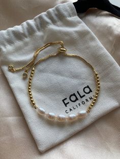 PEARL BRACELET – FALA Jewelry Cheap Minimalist White Pearl Bracelet, Elegant Cheap Pearl Bracelet For Gift, Gold Bracelet With Pearls, Pearl Chain Bracelet, Bracelet Ideas Gold, Summer Accessories Jewelry, Handmade Pearl Jewelry, Preppy Jewelry, Trending Jewelry