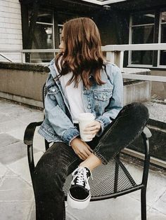 Blue denim jacket over white tee and black jeans. Fashionable Jeans, Casual Weekend Outfit, Jeans Outfit, Weekend Outfit, Looks Style, Outfits Casuales