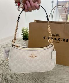 Aesthetic Fashion Brands, Coach Clutch Bag, Michael Kors Handbags Aesthetic, Coach Handbags Outfits, Hand Bag Aesthetic, Coach Bags Aesthetic, Louis Vuitton Bag Aesthetic, Designer Bags Aesthetic, Michael Kors Bag Outfit