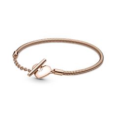 Add a warm-toned accent to your look with the Pandora Moments Heart T-Bar Snake Chain Bracelet. Hand-finished in a 14K rose gold-plated unique metal blend, this piece is an updated take on the Pandora Moments snake chain bracelet. Featuring a heart-shaped T-bar double circle closure, loop the T-bar through the smallest circle to guarantee that the bracelet clasp is securely closed. Wear this sleek, modern style with up to 10-13 Pandora Moments charms and dangles. Pandora Armband, Bracelet Pandora, Snake Chain Bracelets, Silver Snake Chain, Bracelet Cuir, Bar Bracelets, Gold Bracelet Chain, Pandora Bracelets, Bracelet Argent